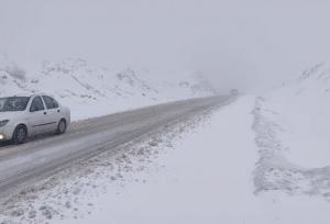 محورهای غرب و جنوب اصفهان برفی و مه‌آلود است