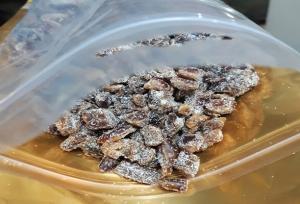 قاچاقچی با ۵۲ کیلو شیشه در پوشش خرما زمین‌گیر شد