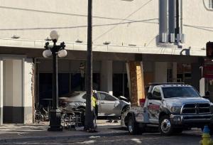 ورود خودرو به یک مغازه در فلوریدا آمریکا؛ ۱۱ نفر کشته و ۴ تن زخمی شدند