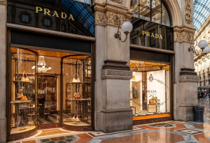 پرادا چگونه با «لباس‌های زشت» تبدیل به یکی از گران‌ترین برندهای جهان شد؟