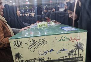 لحظه ورود پیکر ۶ شهید گمنام برای تشییع میان خیل جمعیت در بیرجند