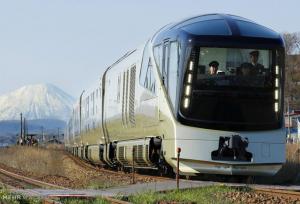 برخورد قطار با خودرو در گذرگاه راه آهن در کیوتوی ژاپن