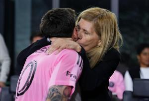 لیونل مسی پس از قهرمانی به آغوش مادر پناه برد