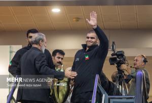 اشک شوق مردم از دیدن قهرمانان کشتی؛جام و جشن و لبخندهای شیرین برای وطن