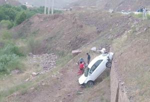 سقوط خودروی سواری به دره در محور لوشان به قزوین