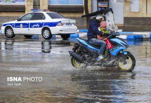 آبگرفتگی برخی منازل و مدارس در مسجدسلیمان / تعطیلی مدارس در روز دوشنبه