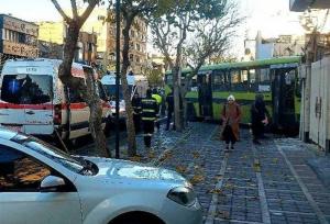 ۷ مصدوم در حادثه برخورد اتوبوس با ساختمان در خیابان جمهوری