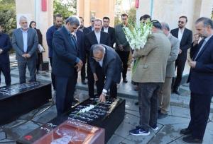 حضور شهردار تهران بر سر مزار شهید شادمانی