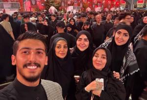 عکس دسته جمعی ژیلا صادقی و جمعی از بلاگرهای اینستاگرامی در بین‌الحرمین!