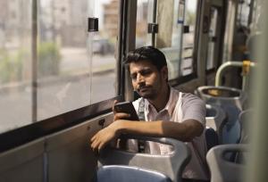 هند از نصب اجباری اپ ایمنی سایبری روی موبایل صرف نظر کرد