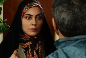 بازیگر سریال گاندو با لباس عروس در کنار دو فرزند خوانده‌اش