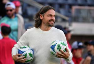 عجیب‌ترین فوتبالیست دنیا؛ از ۳ بار مردن در زمین تا سرقت پنگوئن!