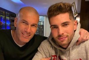 سلفی پسر زین الدین زیدان با کعبه