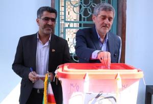 استاندار و رییس ستاد انتخابات فارس رای خود را به صندوق انداختند