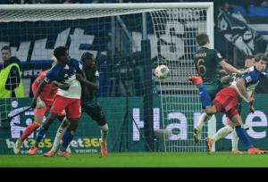 گل عقربی تماشایی در میان بهت بازیکنان!