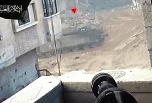 نفربر اسرائیلی با بمب بشکه ای هدف قرار گرفت