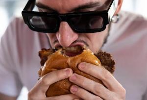 جوان یونانی بعد از قورت دادن همبرگر به کما رفت!