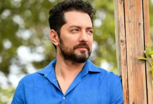 ژست جالب بهرام رادان کنار یک کانگورو در استرالیا