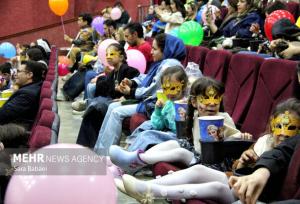 استقبال پرشور کودکان کرمانشاهی از عروسک یوز در سینما آزادی