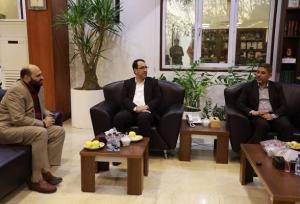 پرچم گنبد حرم امام علی(ع) به مدیرعامل مدیریت پسماند اهدا شد