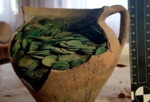 مردی که به دنبال قطعه گمشده تراکتور می‌گشت، کوزه گنج پیدا کرد