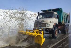 برف روبی بیش از ۳۷۰۰‌ کیلومتر از محورهای مواصلاتی آذربایجان غربی