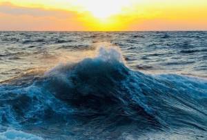 مواج شدن دریا در هرمزگان/ شناورهای سبک از تردد خودداری کنند