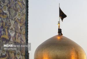 تعویض پرچم حرم مطهر امام رضا(ع) همزمان با ایام فاطمیه