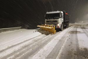 برف روبی شبانه محورهای ارتباطی در آذربایجان غربی