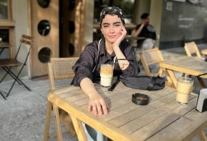 استایل بهاری بازیگر پایتخت در یک کافه خیابانی