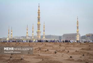 زیارت بی پیرایه و عاشقانه دانشجویان عمره گذار در بقیع