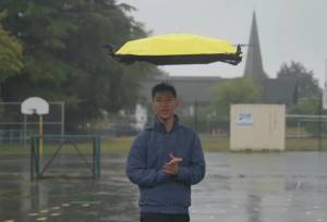 چتر خودکار بالای سر پرواز می‌کند