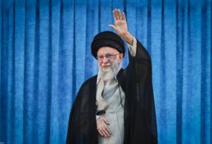 تصویری متفاوت از رهبر انقلاب در حرم امام خمینی