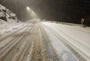 هشدار راهداری آذربایجان غربی درباره لغزندگی جاده‌ها و کاهش دید رانندگان