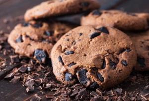 طرز تهیه کوکی شکلاتی نرم و ساده در ۶ مرحله