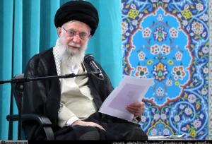 استفتاء از امام خامنه‌ای؛ آیا نماز در محل تحصیل کامل است؟