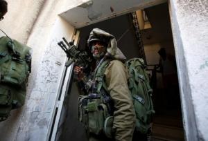 یورش نظامیان صهیونیست به الخلیل و بازداشت جوانان فلسطینی