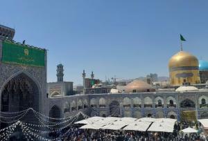 نصب کتیبه ویژه «نَصرُ مِنَ الله وَ فَتح غَریب» در حرم امام رضا(ع)