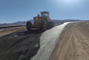 اصلاح فرونشست محور کریم‌آباد – دشتک با اجرای ۲۵ تن آسفالت گرم