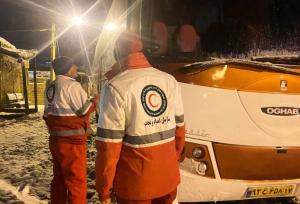 مسافران اتوبوس گرفتار در کولاک محور شاهین‌دژ – تکاب امدادرسانی شدند