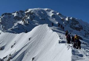 سقوط کوهنورد ۶۷ ساله از ارتفاع ۵۰۰ متری قله دماوند