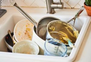 این اشتباهِ شبانه، آشپزخانه را به بهشت باکتری‌ها تبدیل می‌کند!