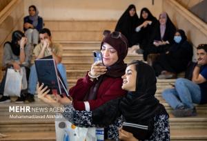 یک صف پنج ساعته برای «نیست»؛ خسته نباشید آقای شاعر!