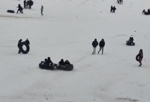 نشاط و شادابی خانوادگی با تیوپ سواری برفی در قوچان