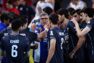 آینده نامشخص سرمربی تیم «قهرمان»/ مومنی‌مقدم در انتظار تصمیم فدراسیون