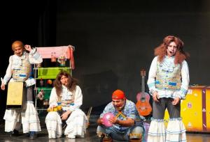 نمایش «دوره‌گردها» در سنندج؛ خلق لحظاتی شاد و آموزنده برای کودکان