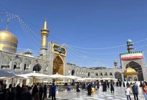 نصب کتیبه ویژه ولادت امام کاظم(ع) در حرم حضرت رضا(ع)