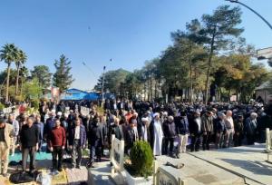 اقامه نماز باران در گلستان شهدای اصفهان