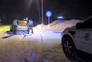 کمک‌های انسان‌دوستانه پلیس راه به رانندگان در محور شهمیرزاد-کیاسر