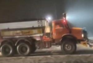 برف‌روبی شبانه در محورهای مواصلاتی آذربایجان غربی